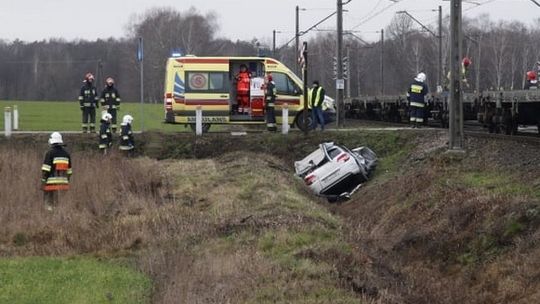 Samochód wjechał pod pociąg towarowy