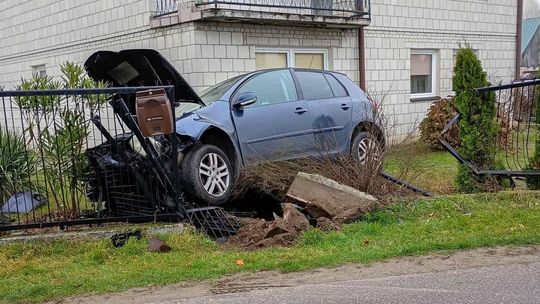 Samochód wjechał w ogrodzenie. Kierowca pod wpływem alkoholu