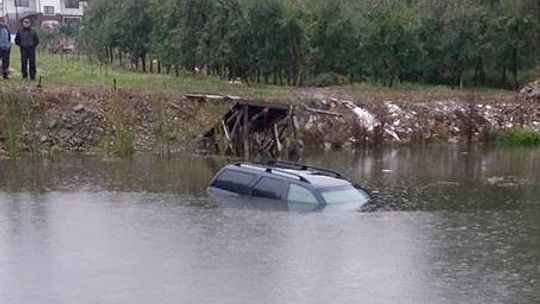 Samochodem wjechał do stawu