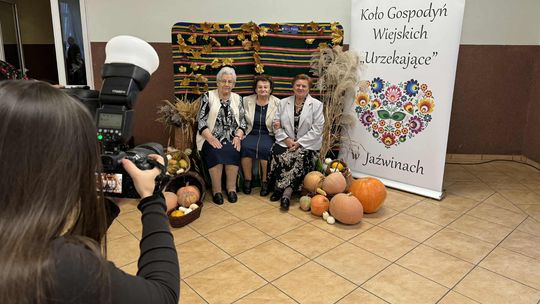 Seniorzy w obiektywie  - jesienne wspólne chwile w Jaźwinach