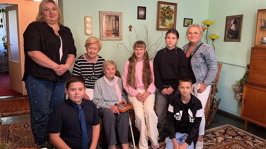 Setne urodziny byłej nauczycielki. Uczniowie PSP nr 1 odwiedzili Janinę Papaj
