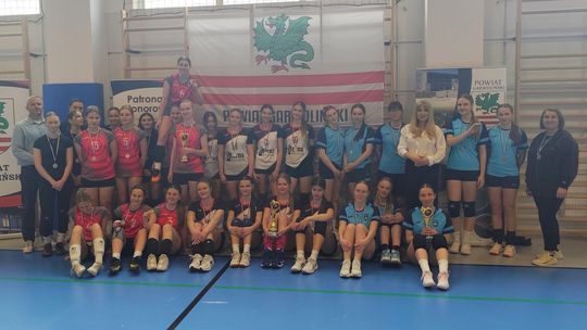 Siatkarskie zmagania dziewcząt. Złoto dla LO Garwolin