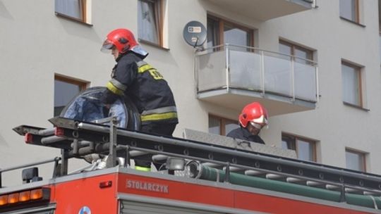 Siłą otworzyli drzwi. W środku potrzebująca kobieta