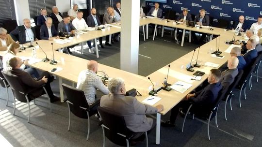 Spór o budżet, wydatki i urzędomat: Sesja powiatowa przerwana