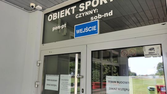 Spór o dach basenu w Miętnem. Radni odpowiadają staroście i pytają o opóźnienia