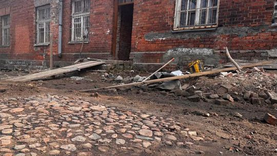 Spór o historyczny bruk przy dawnej pralni w Koszarach. Była kontrola konserwatora