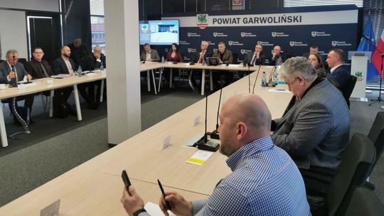 Spory o projekt hali w Żelechowie i zmiany personalne w radzie powiatu