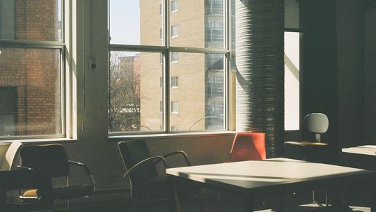 Stoły do sali konferencyjnej - sposób na idealną przestrzeń i optymalizację miejsca