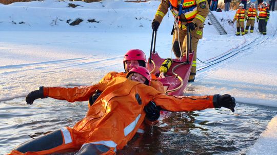 Strażacy ostrzegają przed lodem. Edukacyjne pokazy w ramach akcji „Bezpieczne ferie 2026"