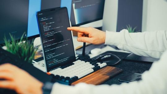 System ERP w rozwijającej się firmie – kiedy wdrożenie zaczyna mieć sens?