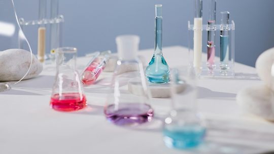 Szafa na Chemikalia: Bezpieczne Przechowywanie Substancji Chemicznych w Miejscach Pracy