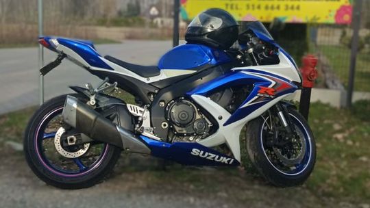 Szarżował na jednym kole. Okazało się, że nie ma prawa jazdy Szarżował na jednym kole. Okazało się, że nie ma prawa jazdy