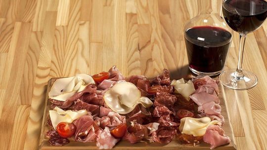 Szynki włoskie w karcie restauracji: prosciutto crudo, cotto czy mortadela?