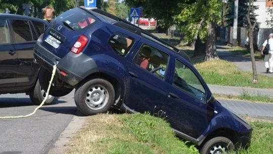 Terenówka zsunęła się do rowu