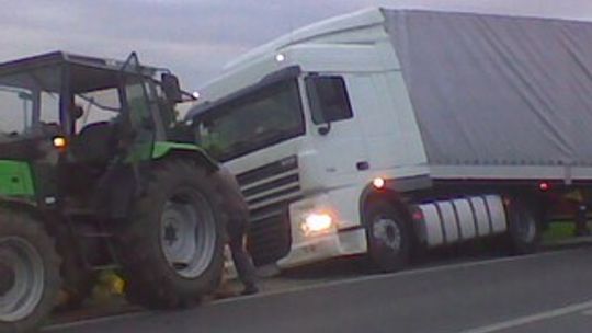 Tir blokował ?76?. Z pomocą przyszedł rolnik