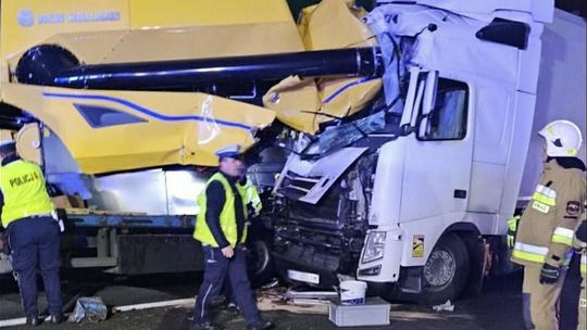 Tir wjechał w ciężarówkę przewożącą maszynę rolniczą