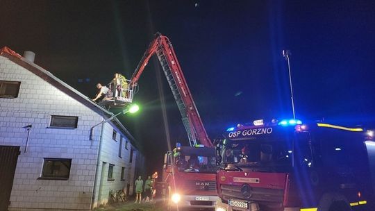 Trąba powietrzna nad powiatem. Zerwane dachy, uszkodzony dom