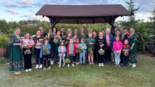 Tradycja rozkwita, gdy się nią dzielimy – urzekające warsztaty wyplatania wianuszków w Jaźwinach