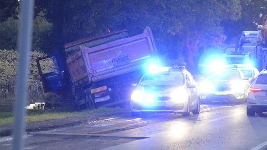 Tragiczny wypadek w Piastowie. Kierowca ciężarówki nie żyje