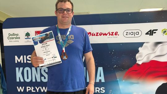 Trener Delfina Garwolin z medalami na zawodach w Konstancinie