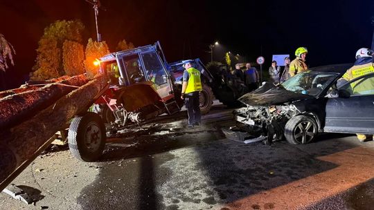 Trzy promile za kierownicą audi. Zderzył się z ciągnikiem w Nowym Żabieńcu