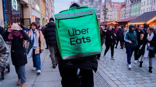 Uber Eats w Polsce — praca kuriera przez partnera, wymagania i zarobki