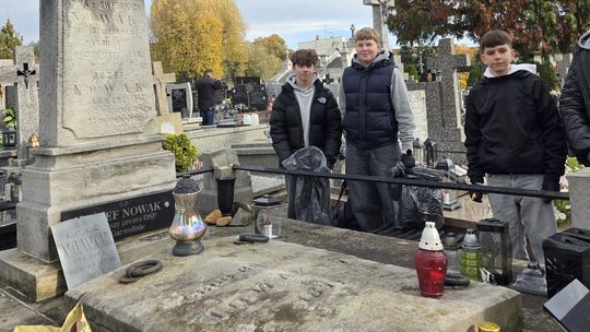 Uczniowie i miłośnicy historii porządkowali zaniedbane groby na cmentarzu w Garwolinie