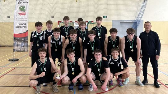 Uczniowie LO Garwolin najlepsi pod koszem