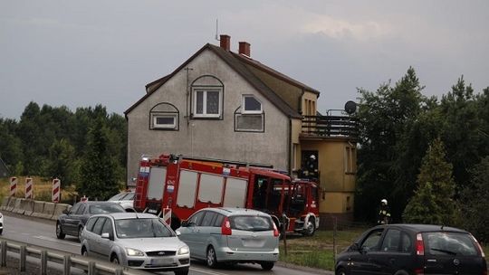 Uderzenie pioruna i zerwany dach - bilnas po burzach