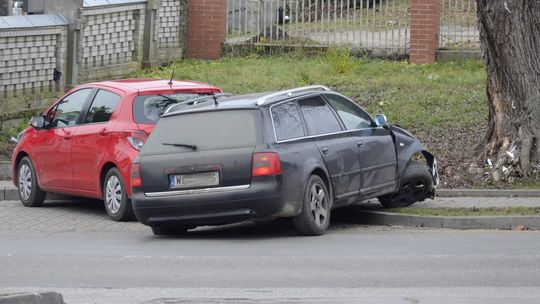 Uderzył w drzewo i toyotę przy cmentarzu