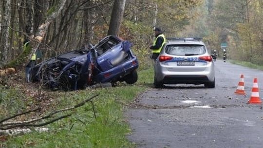 Uderzył w drzewo. Zabrało go LPR. Zmarł w szpitalu 