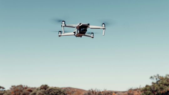 Uwaga! Nocne loty drona nad miastem