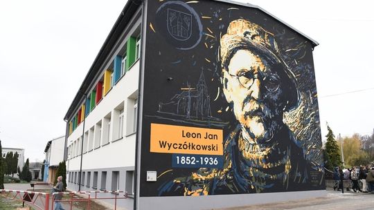 W szkole cieplej, na ścianie mural