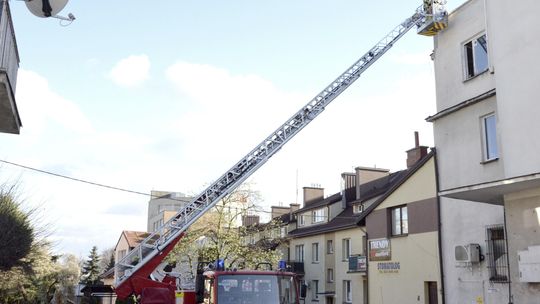 Wiatr nie odpuszcza. Nadal powala drzewa i zrywa dachy Wiatr nie odpuszcza. Nadal powala drzewa i zrywa dachy