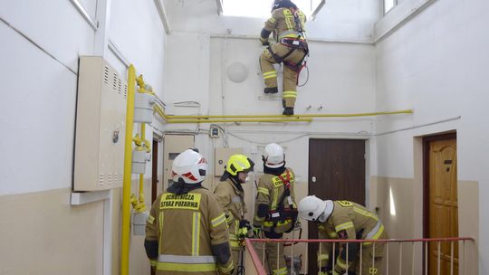 Wiatr zerwał poszycie dachowe na bloku w Garwolinie