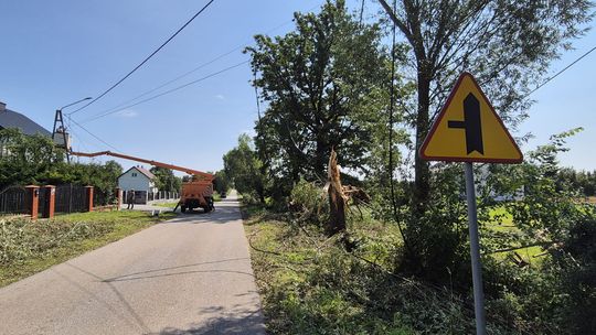 Wichura przeszła wąskim pasem przez dwie gminy. Trwa szacowanie strat