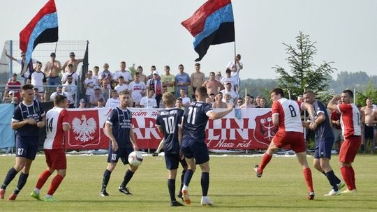 Wilga wygrywa derby i zostaje w IV lidze!