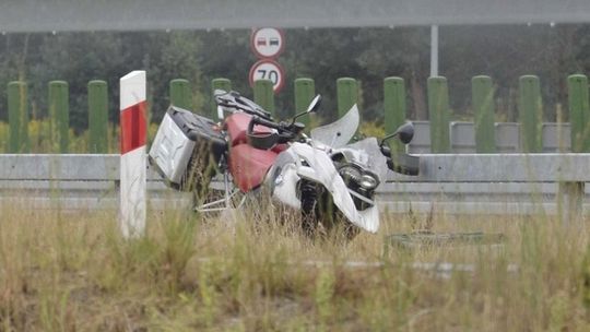 Wjechał motocyklem w barierki na S17