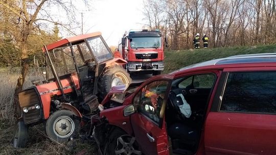 Wjechała prosto pod traktor