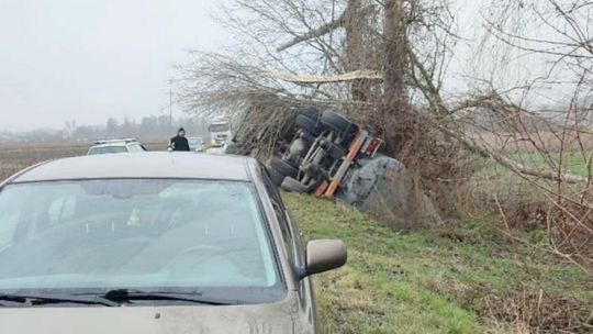 Wracali ze szkolenia, zatrzymali się, by pomóc. Akcja strażaków OSP Górzno