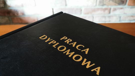Wyłudzali dyplomy uczelni wyższych. Prokuratura postawiła zarzuty 78 osobom