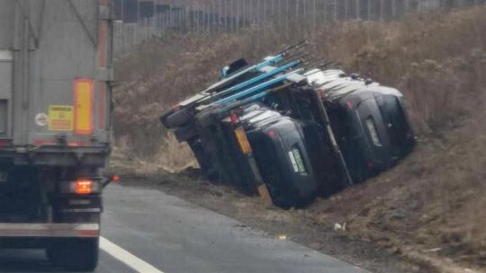 Wypadek na S17 w gm. Pilawa. Lora z autami na boku Wypadek na S17 w gm. Pilawa. Lora z autami na boku