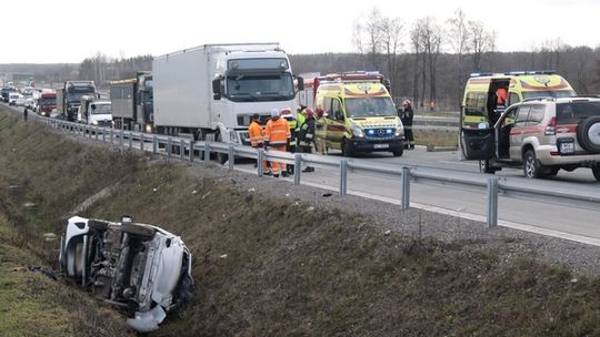 Wypadek na S17 z udziałem trzech aut