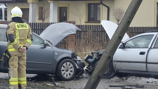 Wypadek na wylotówce. Uszkodzony słup