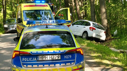 Wypadek podczas wyprzedzania. Auto 19-latki uderzyło w drzewo