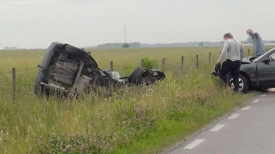 Wypadek w Miętnem. Kierowcę wyciągnęli strażacy