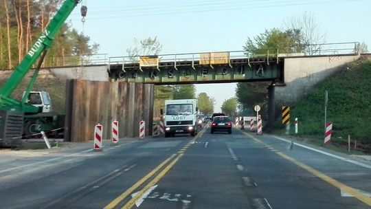 Wypadek w Trąbkach. Sprawca uciekł, znaleźli go pod sklepem