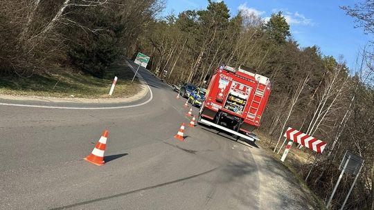 Wypadł motocyklem z drogi. Trafił do szpitala Wypadł motocyklem z drogi. Trafił do szpitala