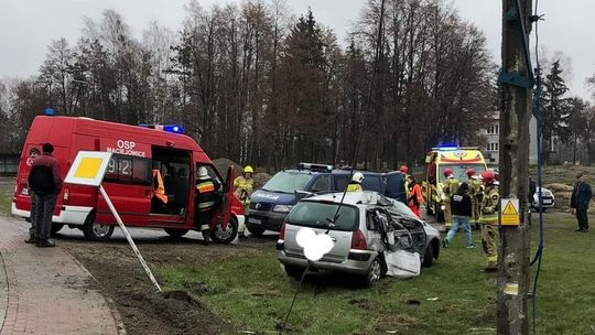 Wypadł z drogi, uderzył w słup i ściął znak drogowy. Nie miał uprawnień i był pijany