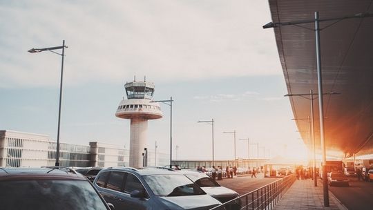 Wypożyczalnia samochodów - co trzeba wiedzieć wynajmując auto na lotnisku w Modlinie?